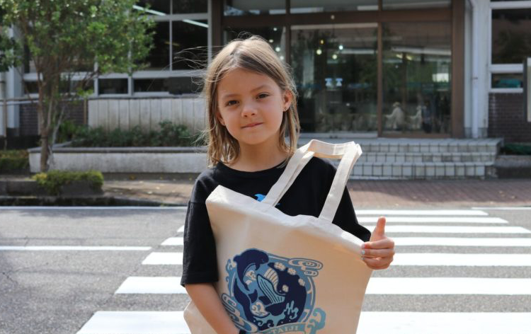 Imogen Kiely delivers letter to Mayor of Taiji
