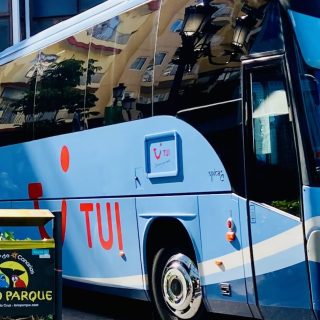 The German travel and tourism company TUI continues to support the commercial exploitation of orcas and other dolphins, even though these complex marine mammals clearly don’t thrive in concrete stadiums. On one of its websites, TUI promotes the orca show at Loro Parque as an "Orca Ocean spectacle," thereby admitting that the role of the performing orcas is to provide superficial holiday fun.